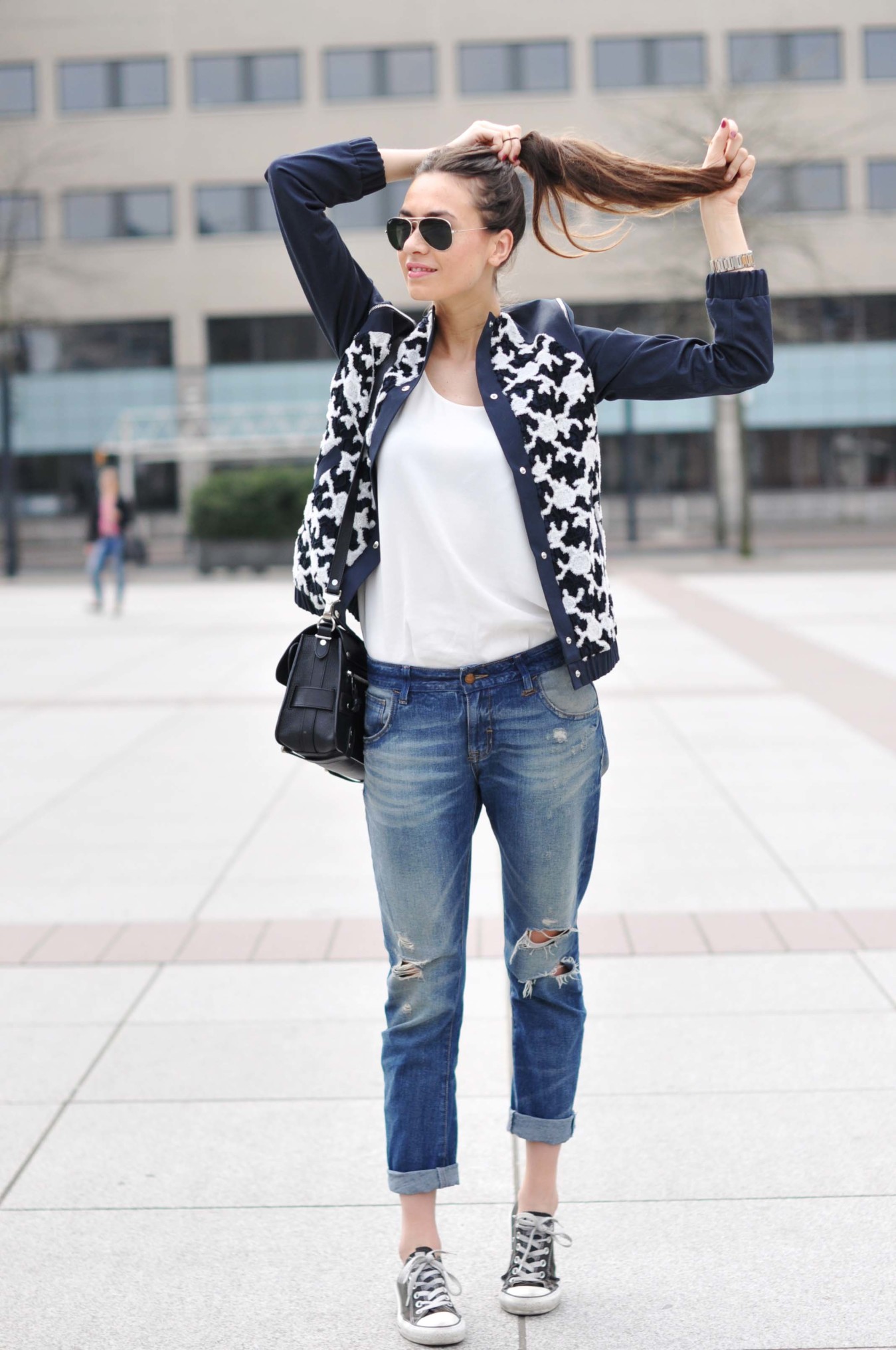 Cute-Girly-Outfits-With-Ripped-Jeans-Plus-Sneakers-and-Printed-Blazer-Plus-Sun-Glasses