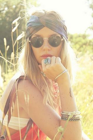 Perfect festival accessoires headband, round sunnies and lots of bracelets.
