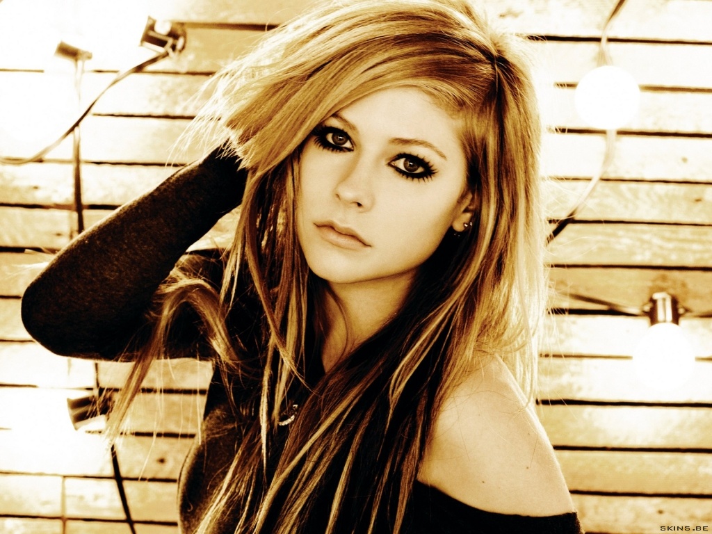 Stunning-Avril-Lavigne-Long-Layered-Blonde-Hairstyles
