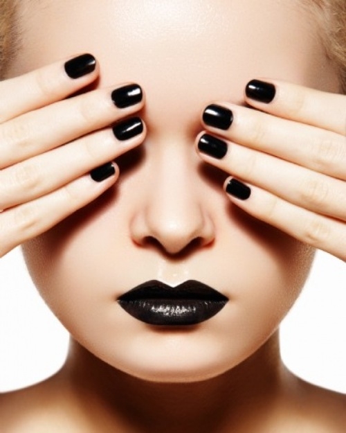 black-nails-