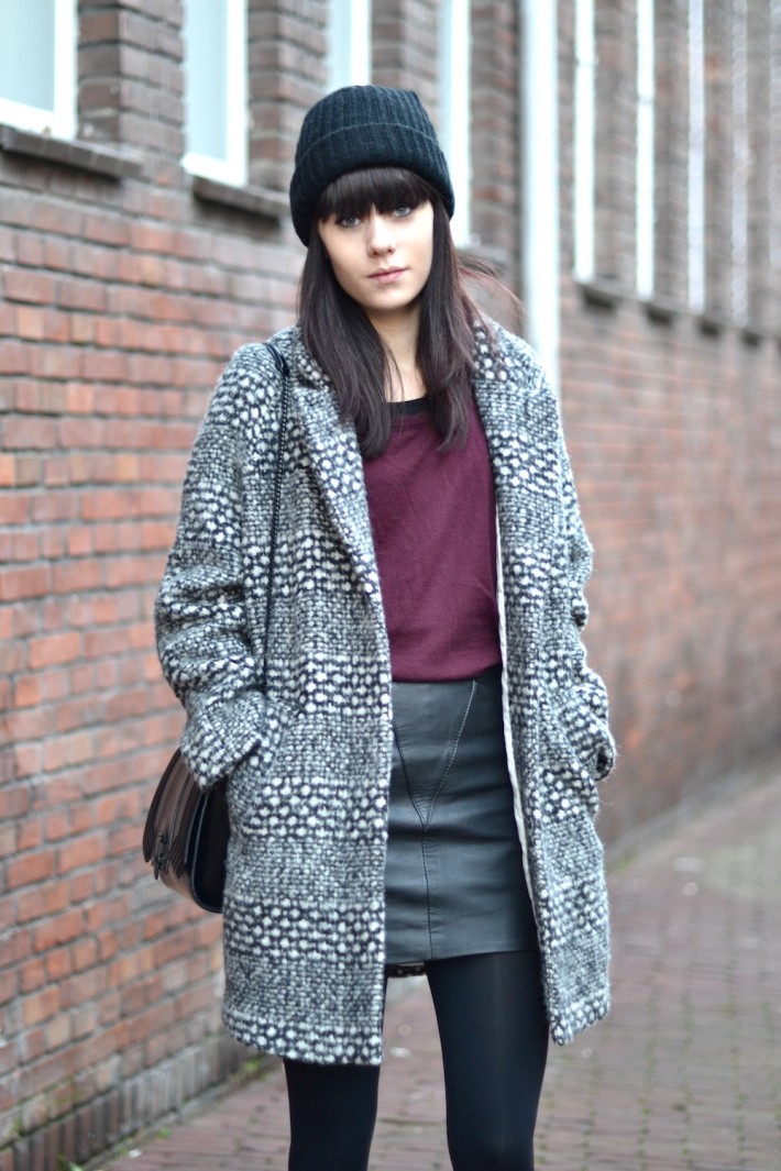 outfit-leather-mini-skirt-patterned-statement-coat