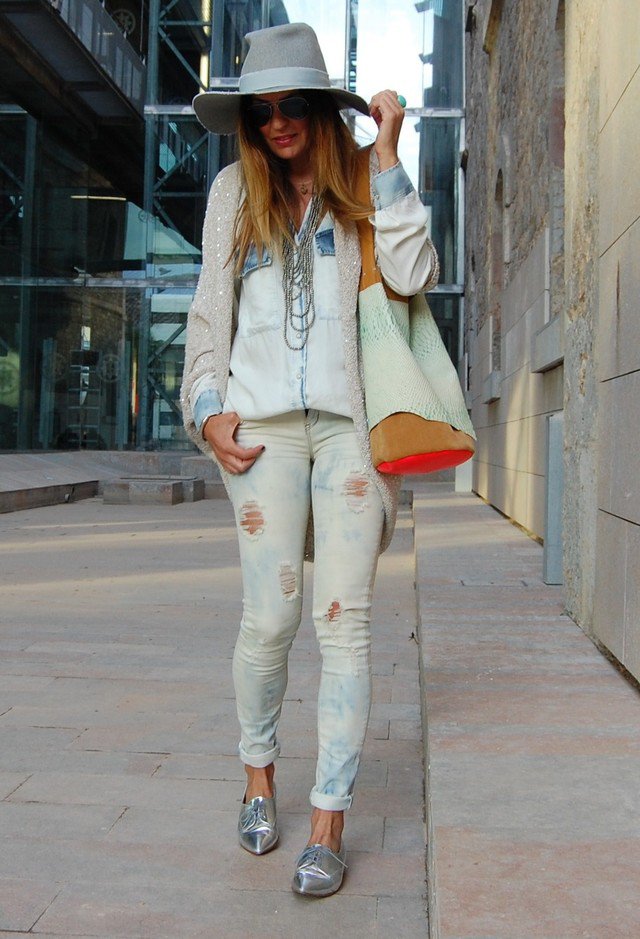 ripped-jeans-outfit-idea-with-silver-flat-shoes
