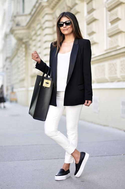 white-jeans-with-sneakers