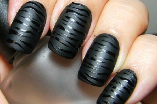 Black-Tiger-Print-Nails