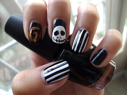 Black-and-White-Halloween-Nail-Design
