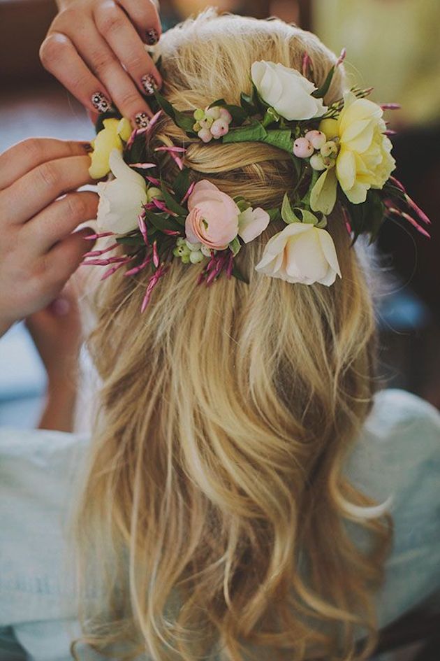 Gorgeous-Half-Up-Half-Down-Hairstyles-with-Pastel-Yellow-and-Pink-Roses