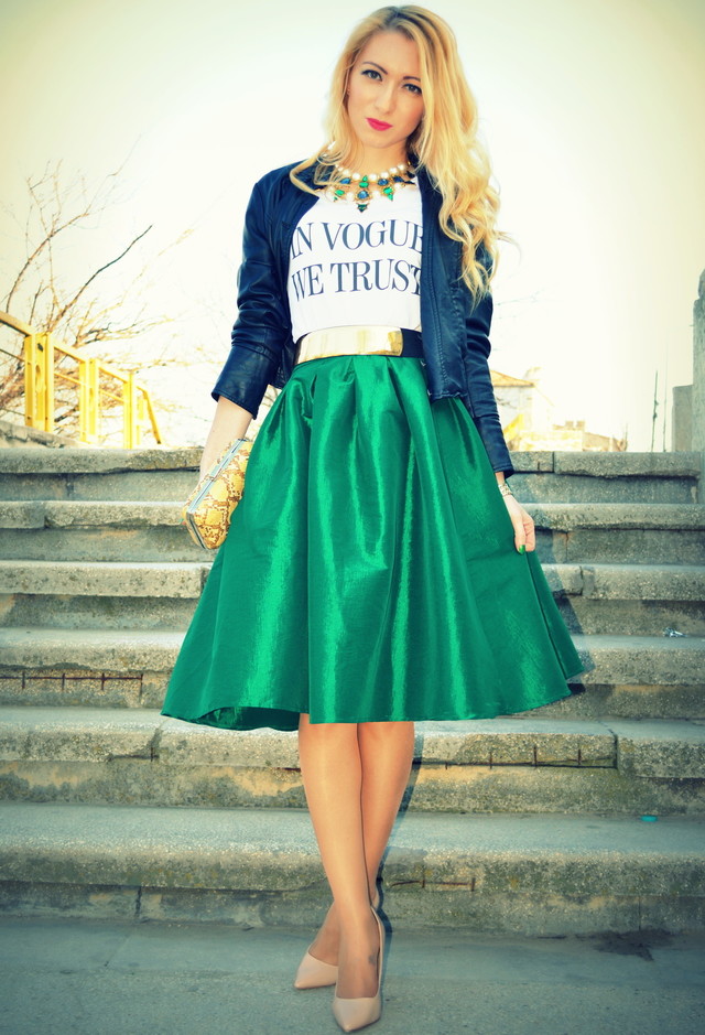 Green-Midi-Skirt-Outfit-with-a-Denim-Jacket