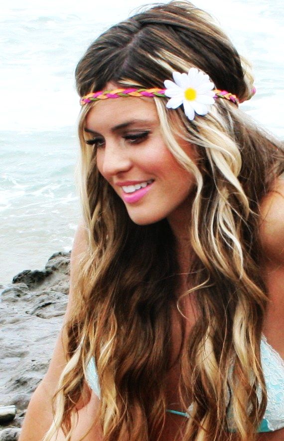 Pretty-Beach-Hairstyle-with-A-Flower-Headband