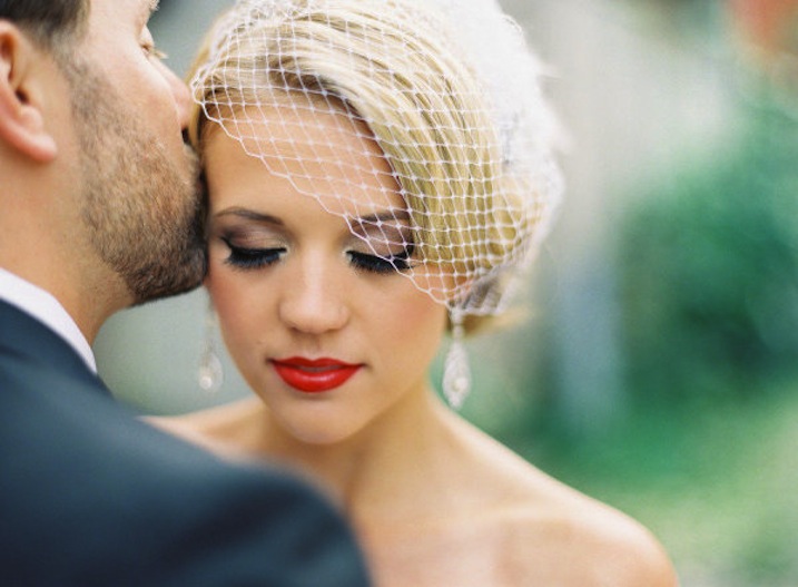 Stunning-bridal-beauty-inspiration-wedding-makeup-ideas-retro-red-lips.