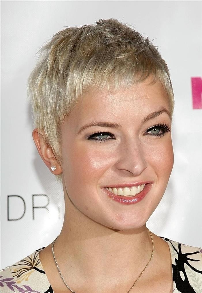 Very-Short-Hairstyles-Women-Haircut-for-Long-Face