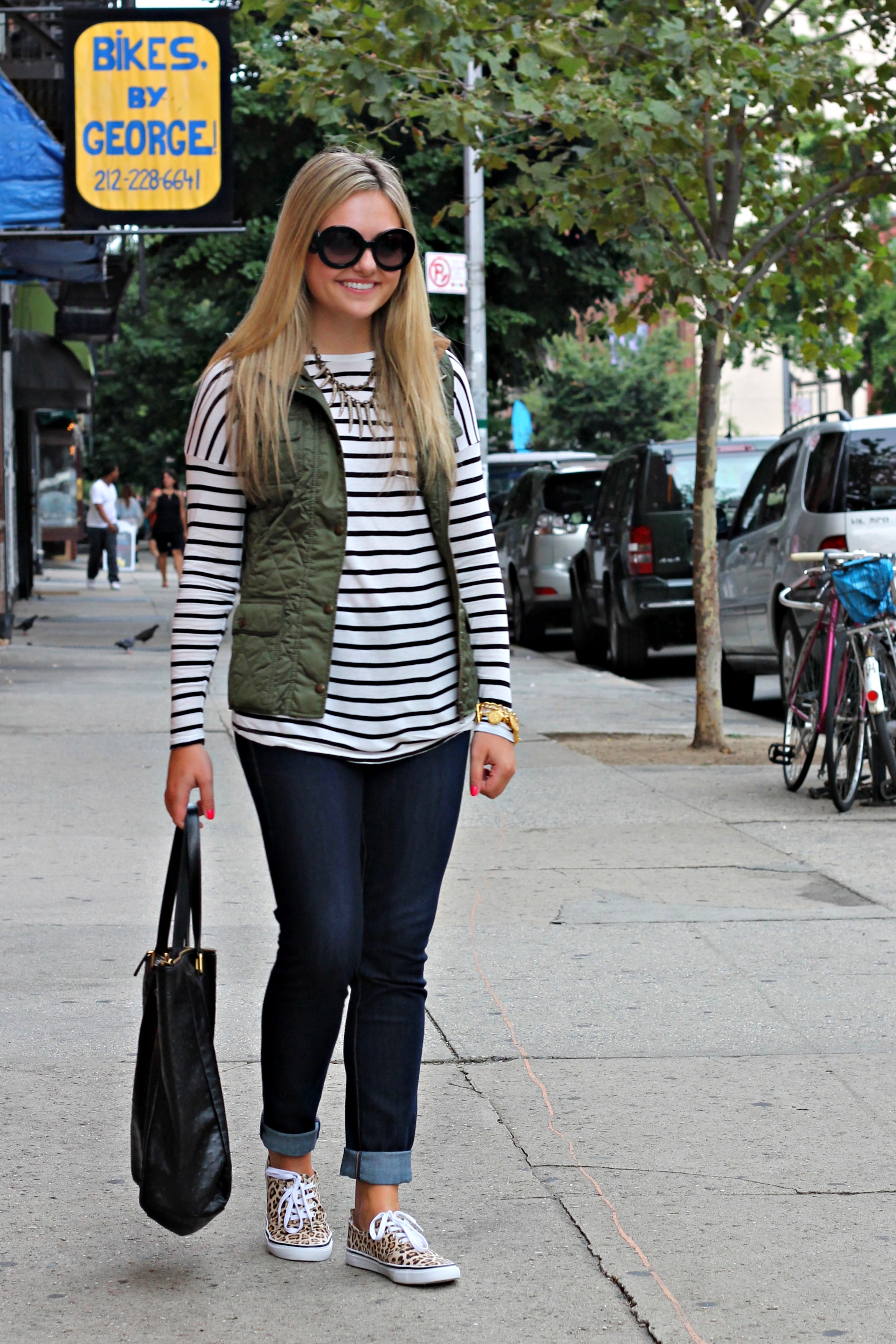 casual-weekend-outfit-striped-tee-vest-jeans-and-sneakers