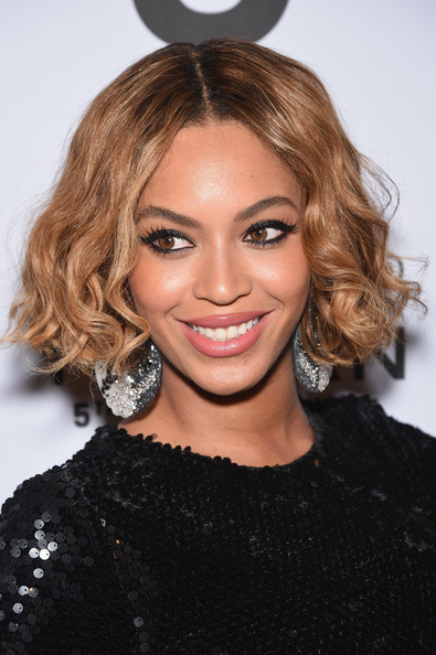 Beyoncé-Center-Parted-Short-Curls