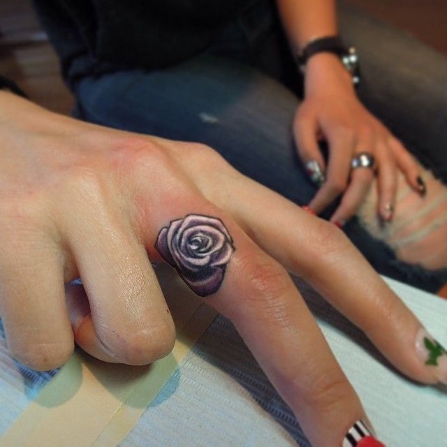 Finger-Rose-Tattoo