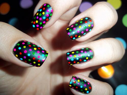 polka-dot-inspired-nails