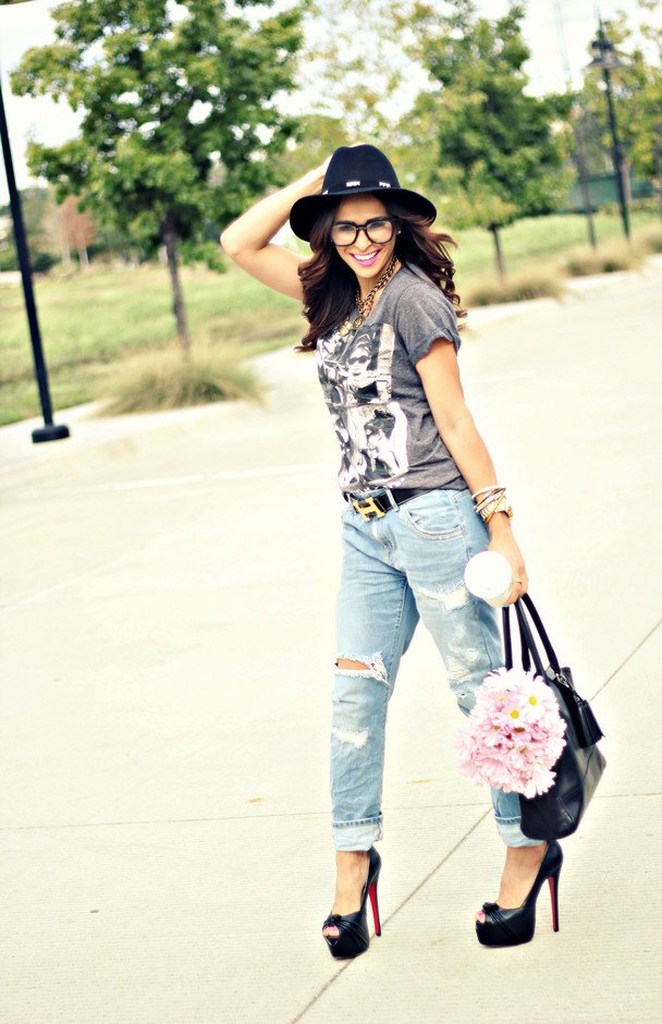 Chic-Outfit-Idea-with-Ripped-Jeans