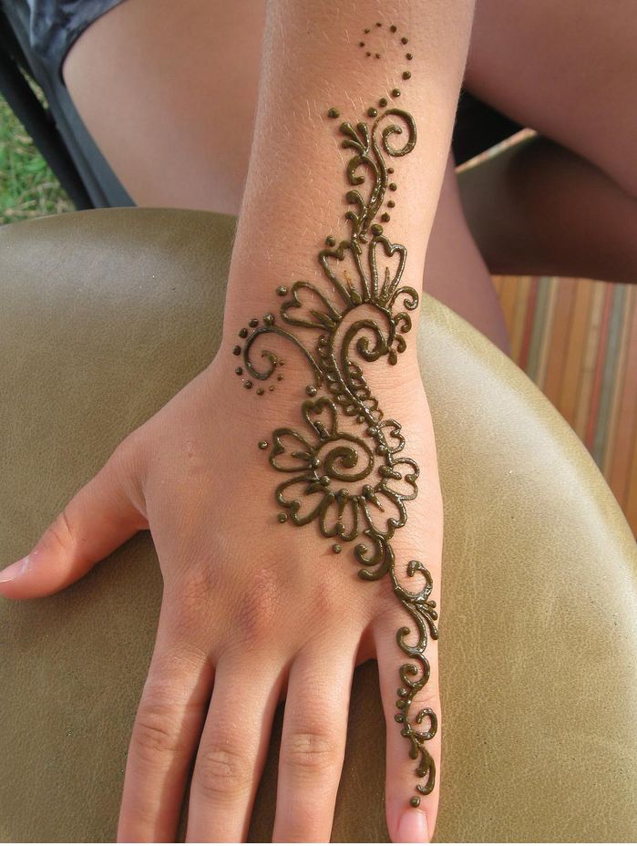 Henna-Tattoo-On-Hand.