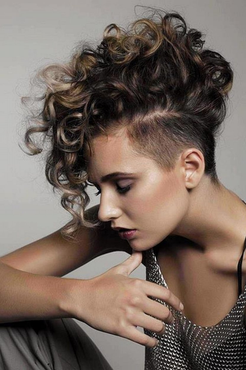 Short-Curly-Hairstyles-for-women