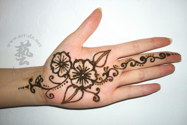 henna-tattoo-hand