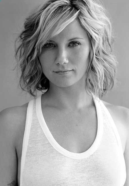 Medium-Wavy-Hairstyle-Summer-Haircuts-for-Women-Over-30-40