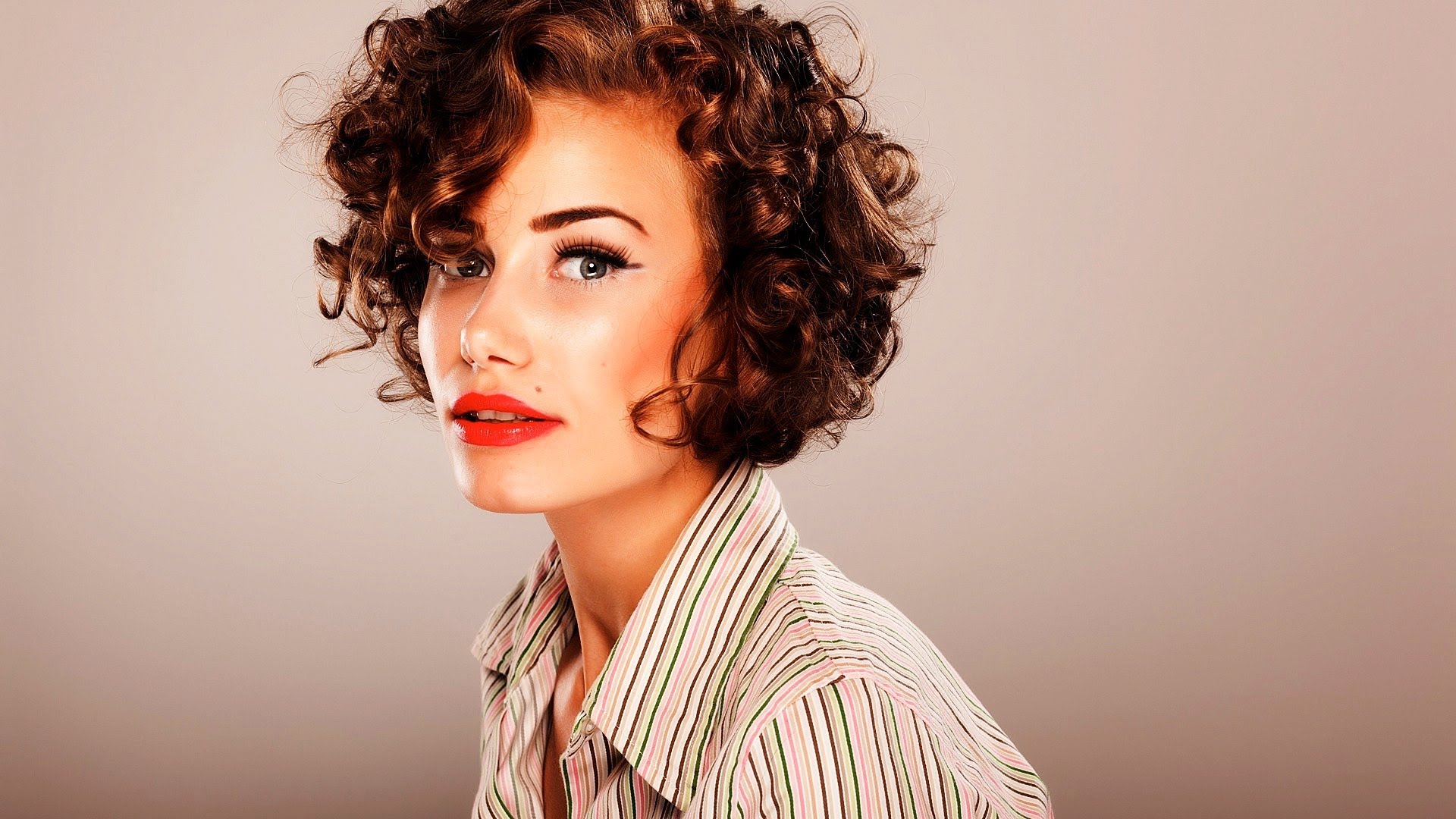 Stunning hairstyles for short curly hair