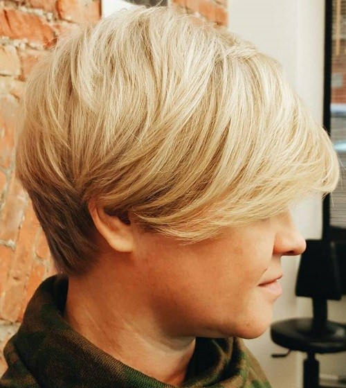 short-blonde-haircut-with-reverse-ombre