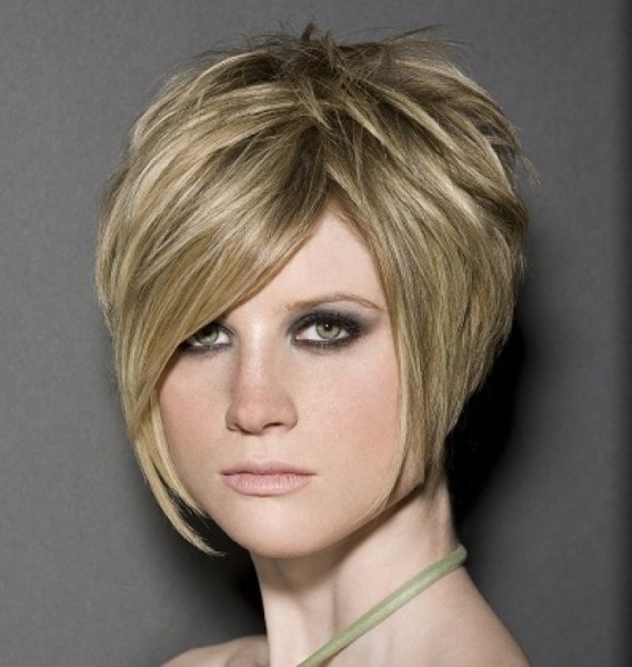 short-straight-blonde-hair-in-chic-polished-wedge-hairstyle