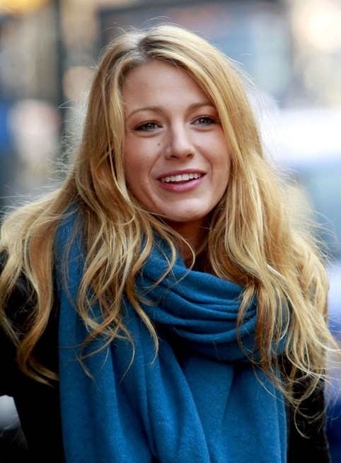 Blake-Lively-Long-Hairstyle-Golden-Wave-for-Winter