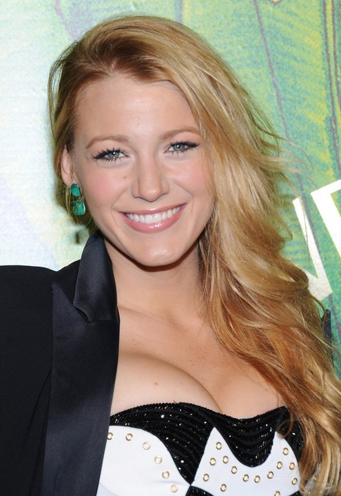 Blake-Lively-Long-Hairstyle-Side-Swept-Curls