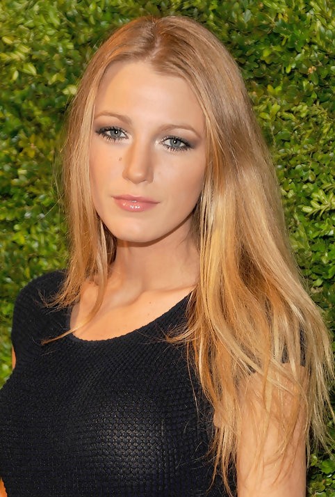 Blake-Lively-Long-Hairstyle-Straight-Haircut-for-Holiday