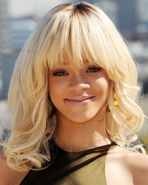Rihanna-Hairstyles-Adorable-Long-Wavy-Haircut-with-Bangs