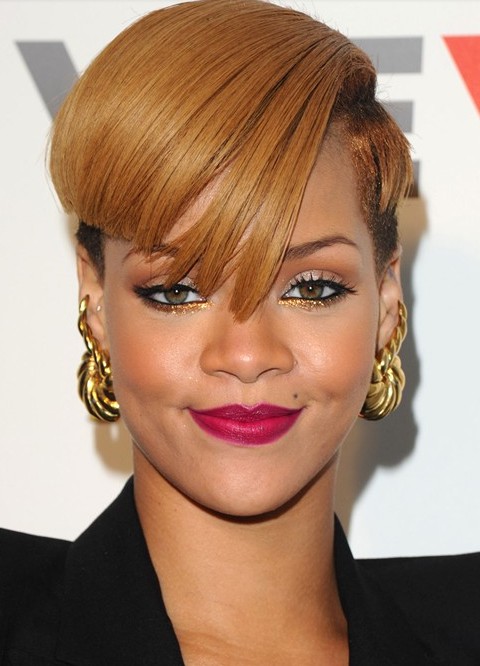 Rihanna-Hairstyles-Aysmetric-Short-Haircut