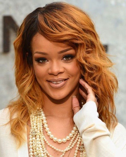 Rihanna-Hairstyles-Golden-Medium-Wavy-Haircut