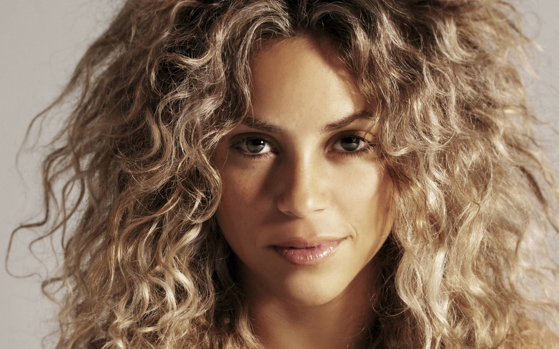 Shakira Natural Curly Hairstyles