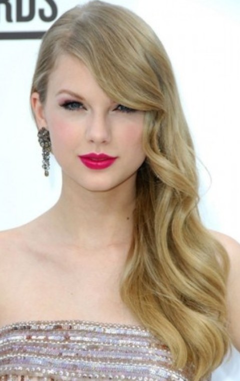 Taylor-Swift-Hairstyles-Radiant-Side-parted-Hairstyle