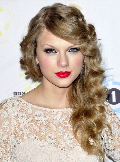 Taylor-Swift-Long-Hairstyles-Side-Curls