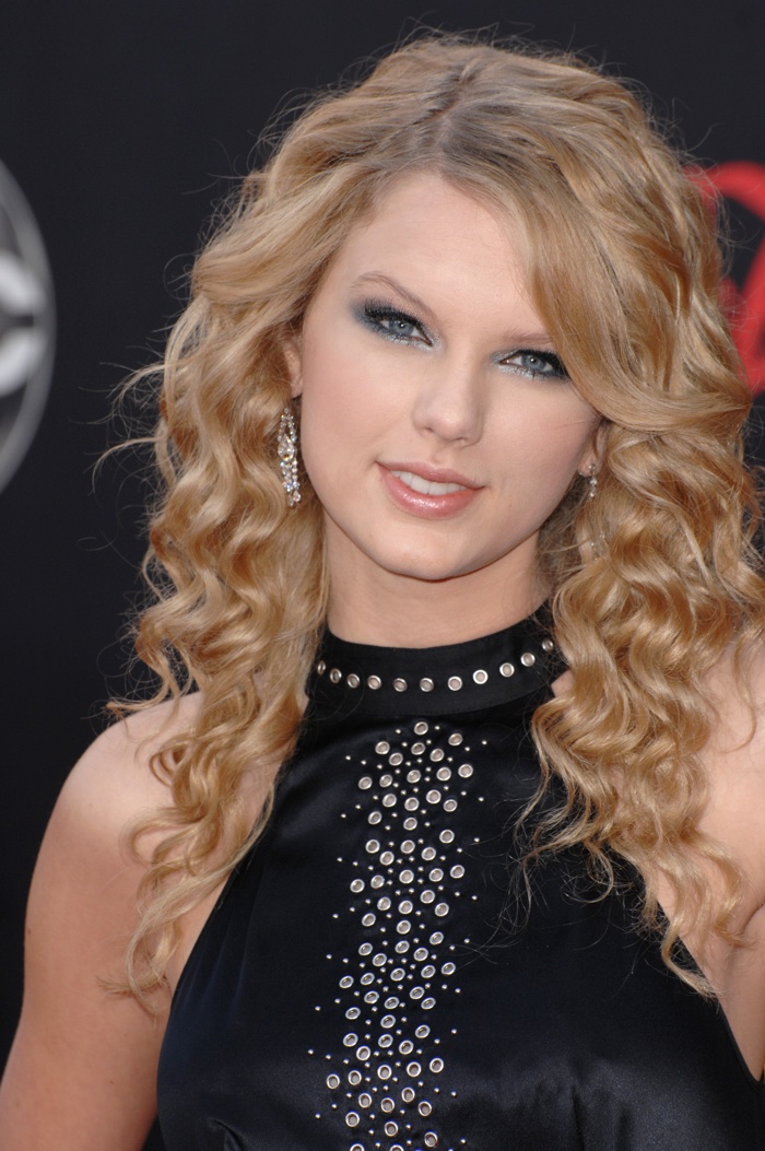 Taylor-Swift-Long-Wavy-Hairstyle-Sidepart