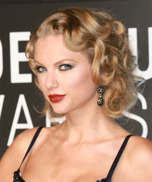 Taylor-Swift-Medium-Curly-Formal-Hairstyle