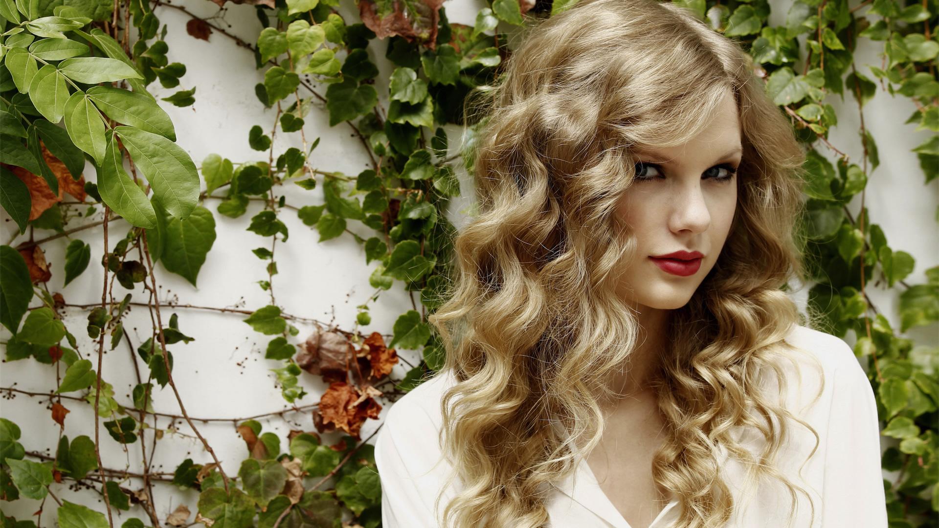 Taylor Swift Prom Hairstyles for Curly Hair