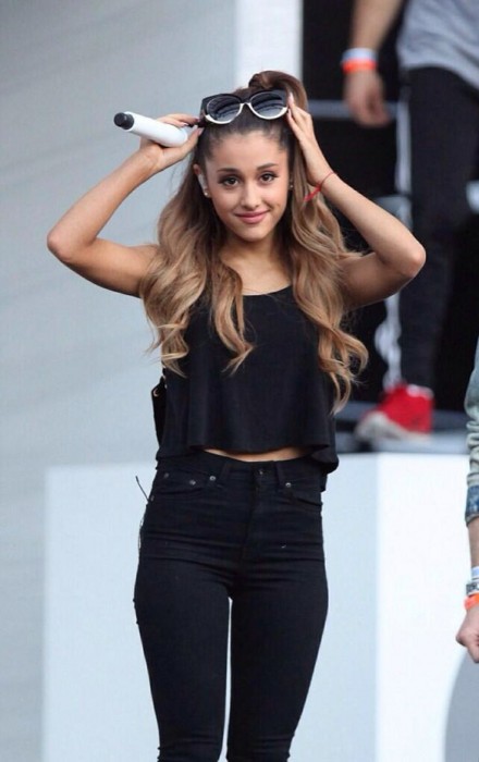 Ariana Grande Black Jeans Outfits