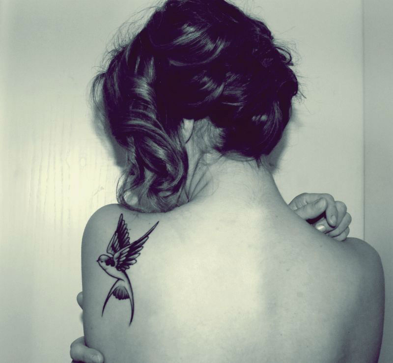 Back tattoo of a bird, emphasized elegancy and beauty of bird and its wings