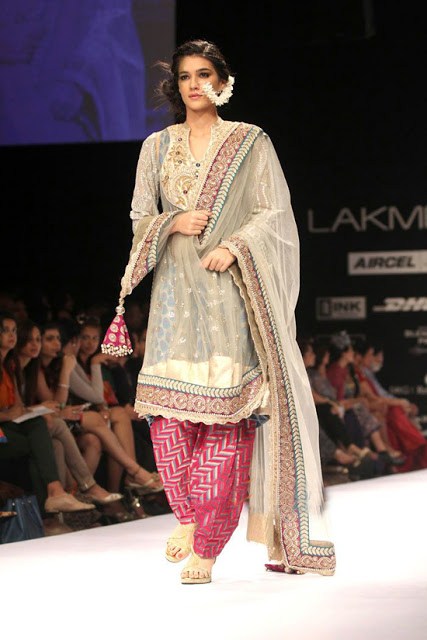 Indian-Designer-Dresses-For-Mehndi-Function-004