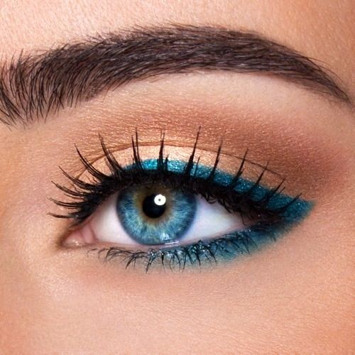 blue-eyeliner-blue-eyes