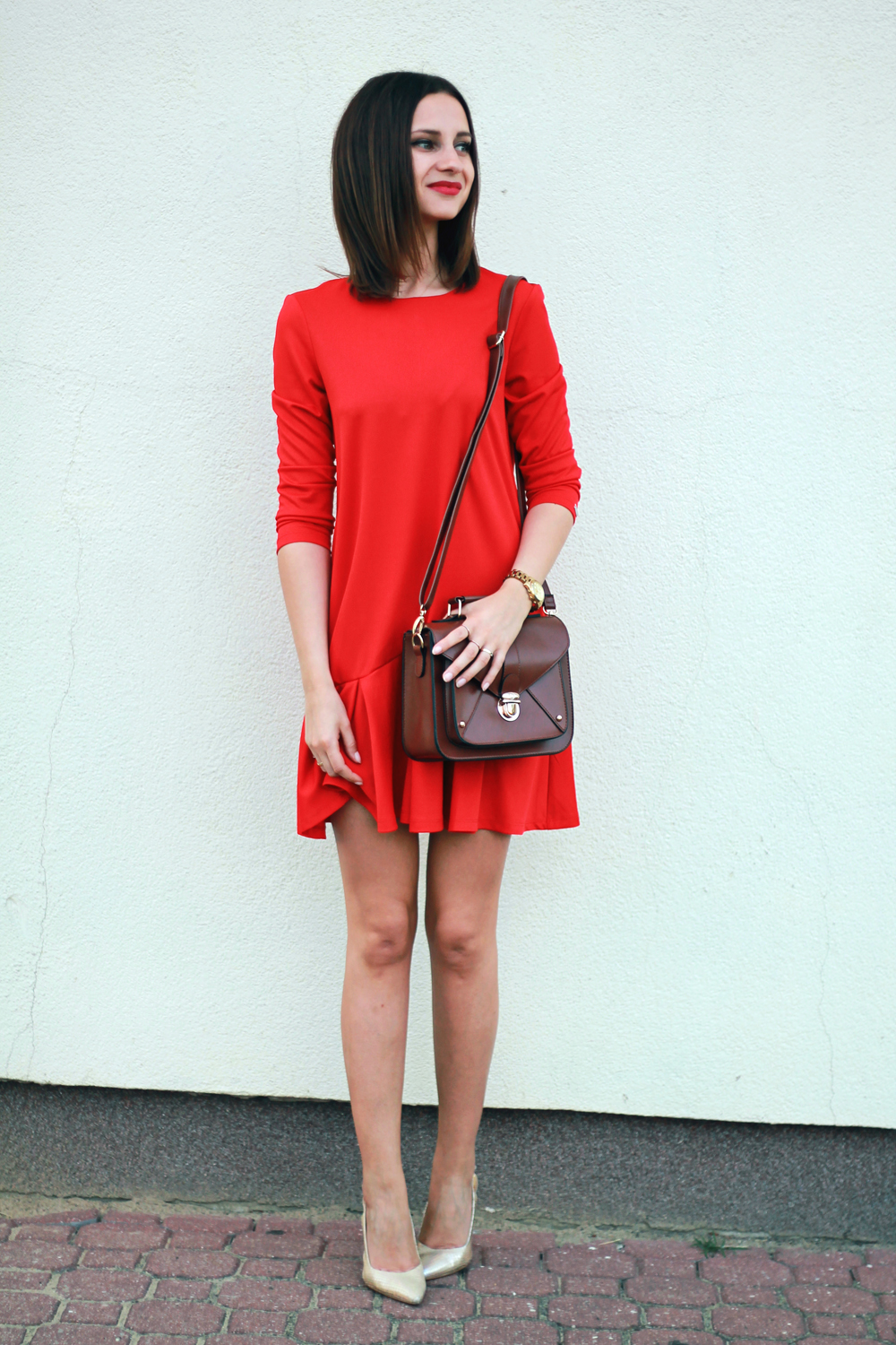 red-dress-new-yorker-bag-brunette-girl-chic