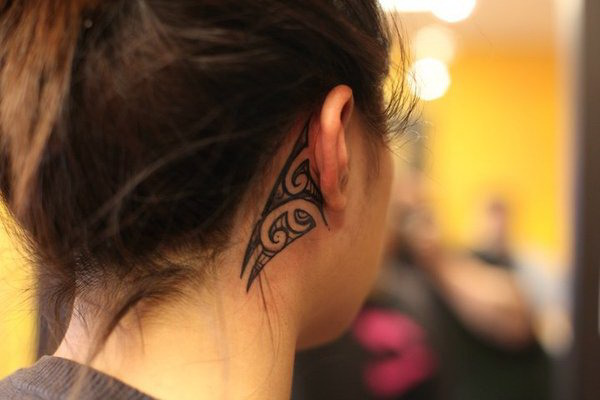 women-anchor-tattoo-behind-ear-ideas