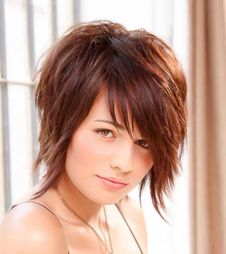 short-hairstyles-for-round-faces-with-bangs