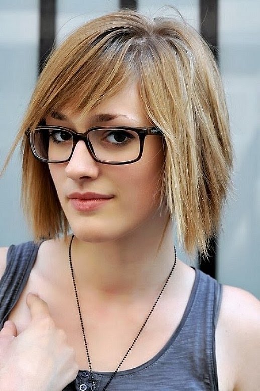 short-hairstyles-for-round-faces-with-glasses