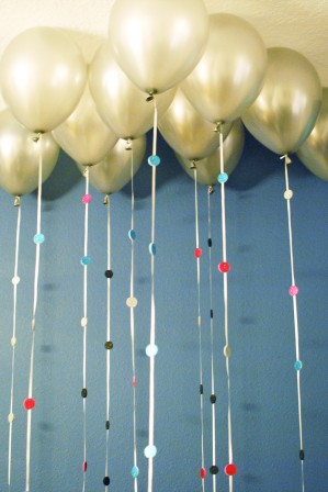 attach-sparkly-foam-circles-to-balloon-strings
