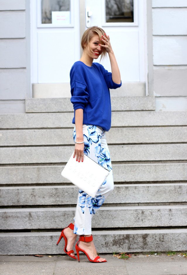 chic-blue-sweater-and-floral-jeans
