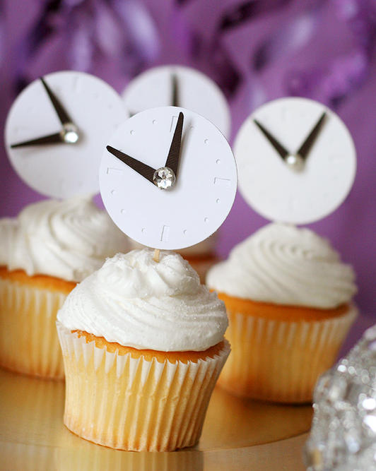 cut-circles-out-of-paper-to-create-clocks-for-your-cupcakes