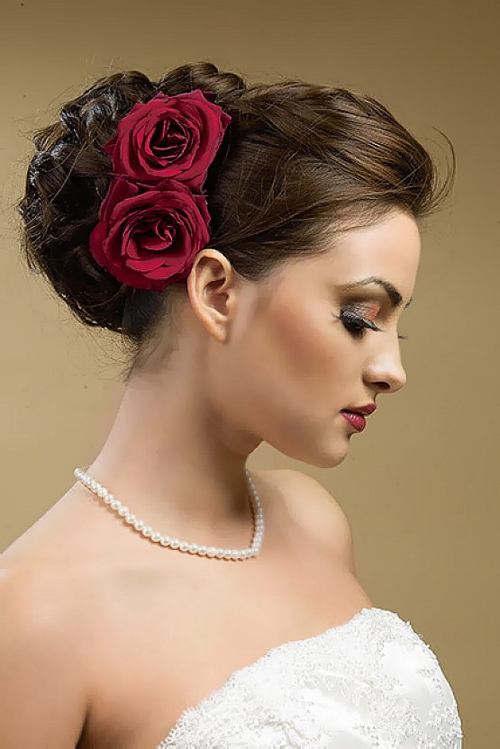 bun-with-red-roses